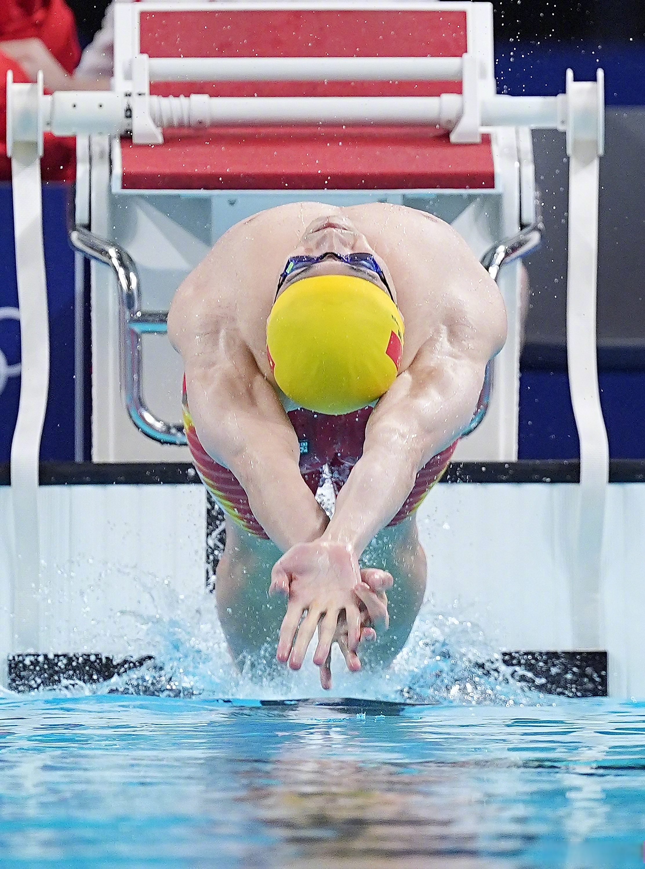 游泳比赛选手速度惊艳,冲刺夺冠的简单介绍 游泳比赛选手速度惊艳,冲刺夺冠的简单介绍