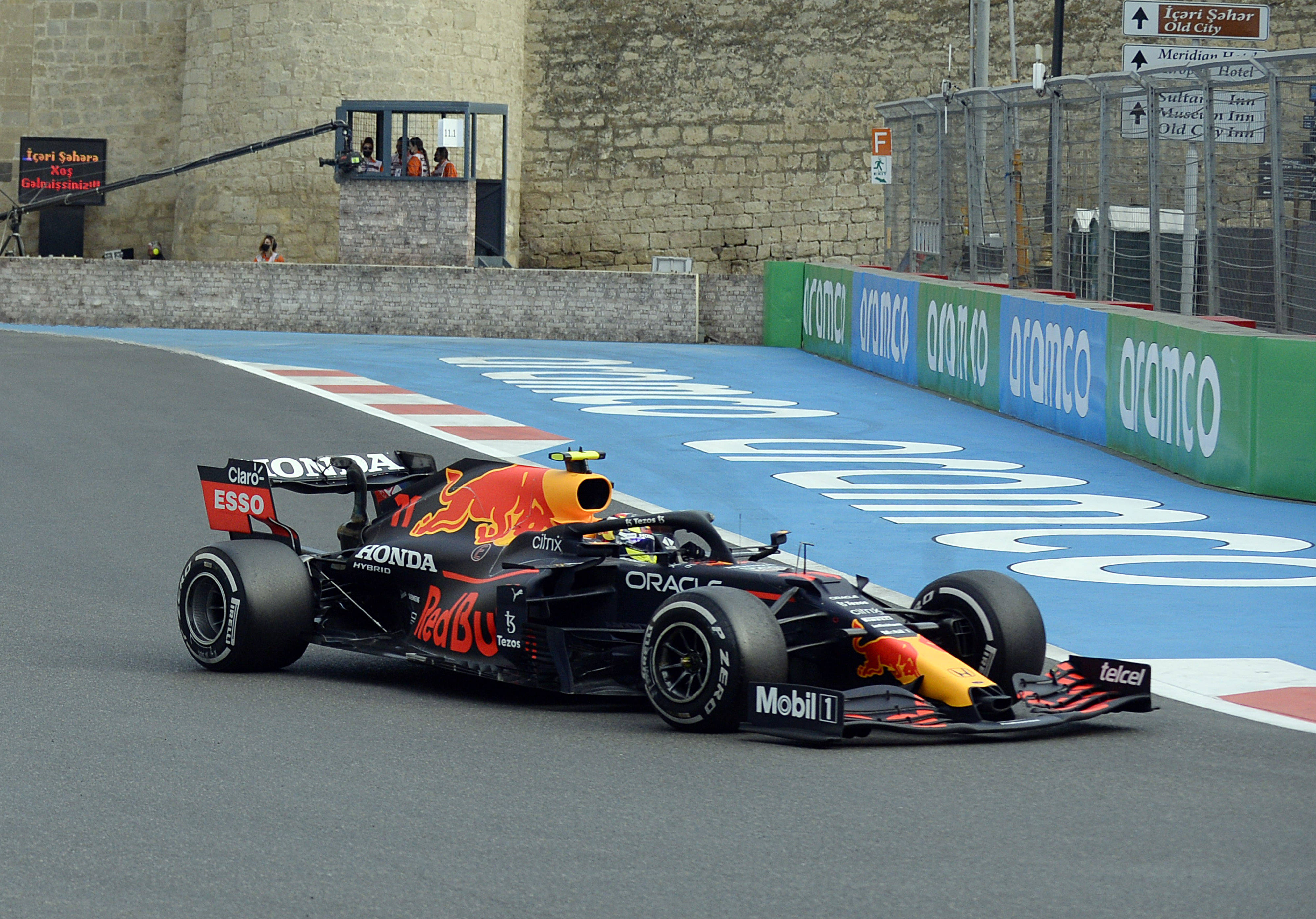 阿斯顿马丁翻盘哈斯车队，佩雷兹统治全场