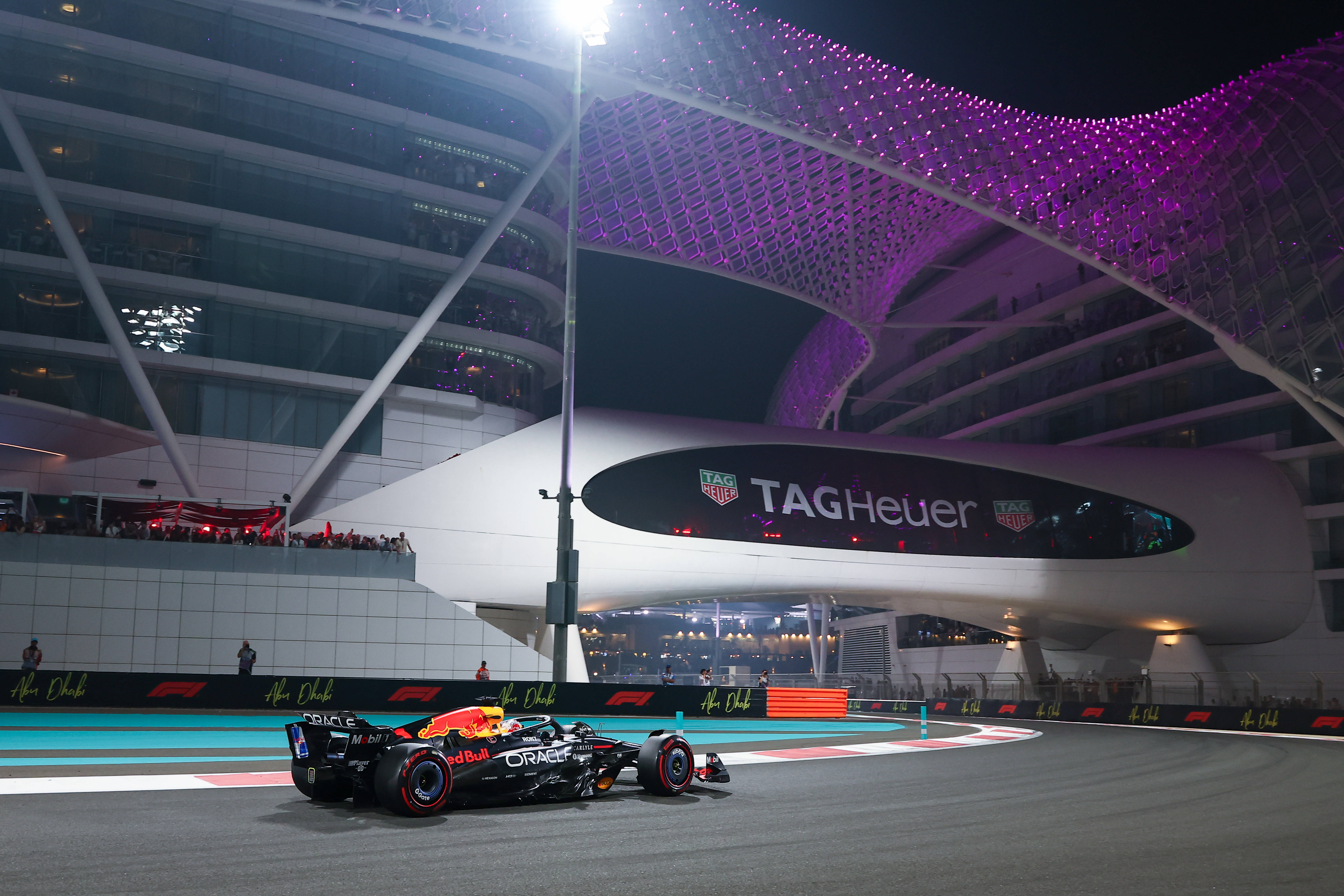 红牛车队逆转阿斯顿马丁，皮亚斯特里带队取胜