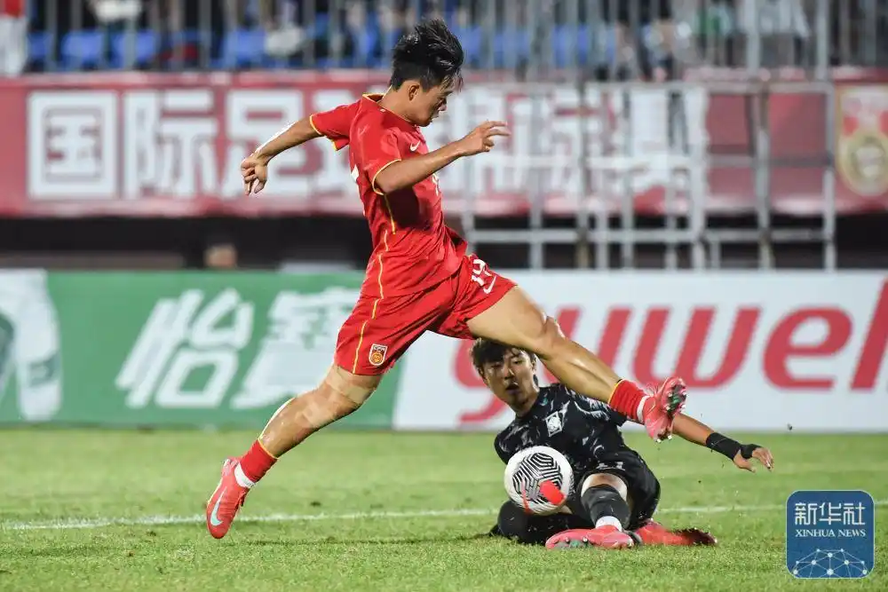 某队在下半场比赛中逆袭战胜对手获得胜利