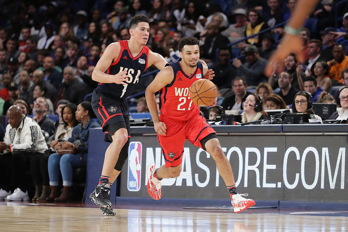 一名新秀球员在比赛中崭露头角,备受瞩目 一名新秀球员在比赛中崭露头角,备受瞩目