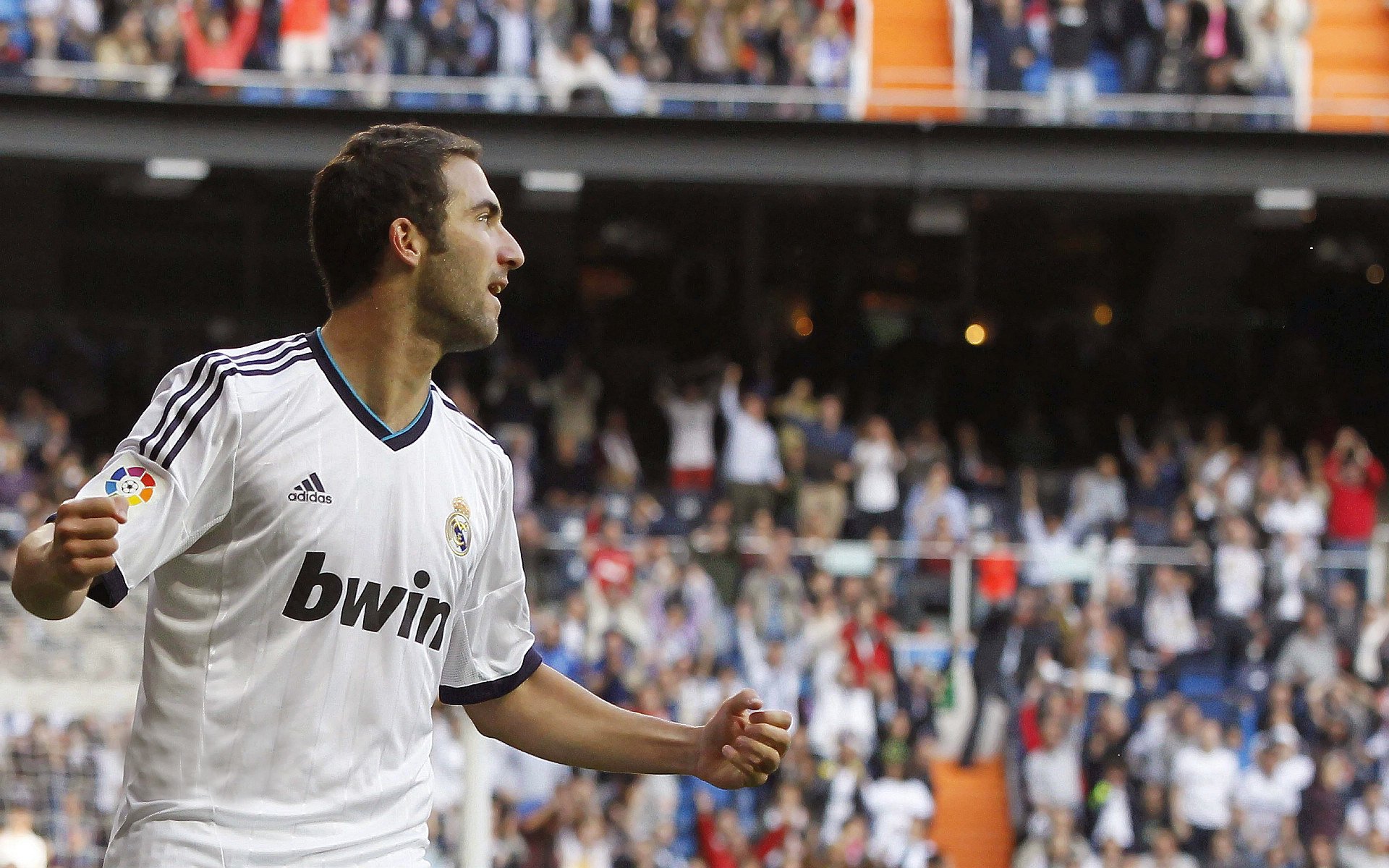 德甲争冠战与巴西速胜，足球世界的双面焦点