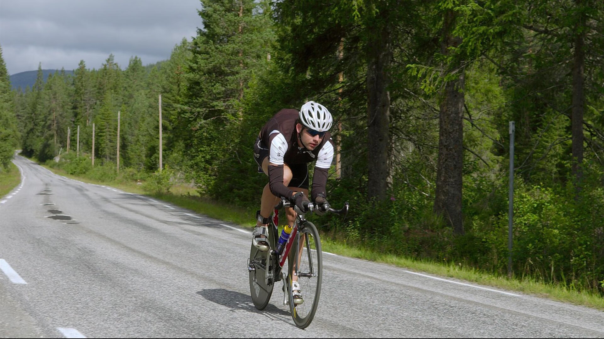冰岛轻取秘鲁，卡瓦哈尔在东决关键战接管比赛—跨越时空的竞技精神共鸣